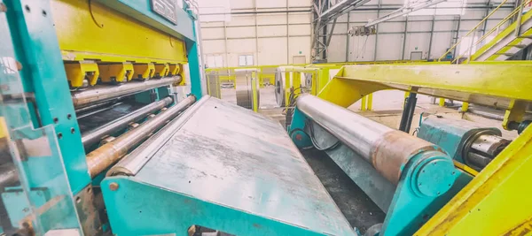 Máquina de corte de acero. Máquina industrial para bobinas de chapa metel — Foto de Stock