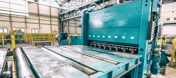 Máquinas de vanguarda para bobinas de corte, armazém industrial e planta — Fotografia de Stock