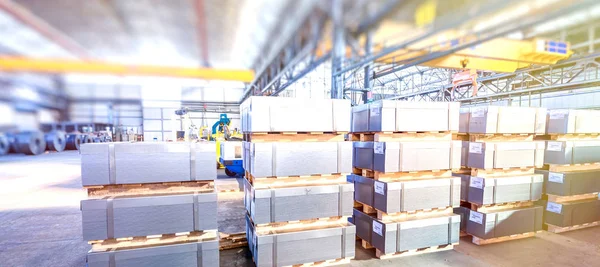 Industrielager mit Regalen und Ladern. Ansicht von unten, Meta — Stockfoto