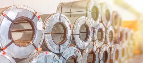 Entrepôt industriel avec rouleaux de tôle d'acier dans une usine galvan — Photo