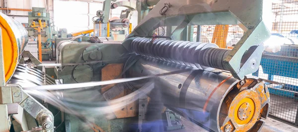 Hareketli çelik Kesme Makinası, uzun pozlama. Endüstriyel makine — Stok fotoğraf
