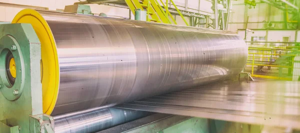 Rollo de chapa de acero galvanizado en la máquina de corte. Industrial es — Foto de Stock