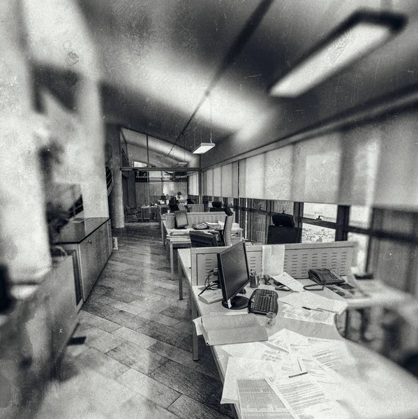 Wnętrze nowoczesne biuro z dokumentami na biurkach — Zdjęcie stockowe