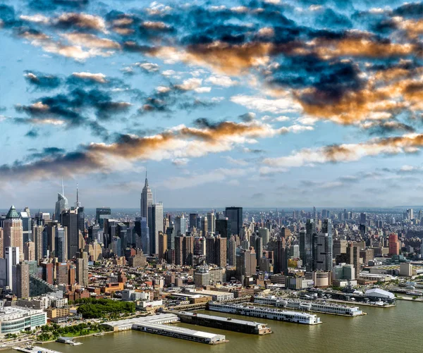 Uma vista aérea incrível de Nova Iorque. Midtown Manhattan skyline — Fotografia de Stock