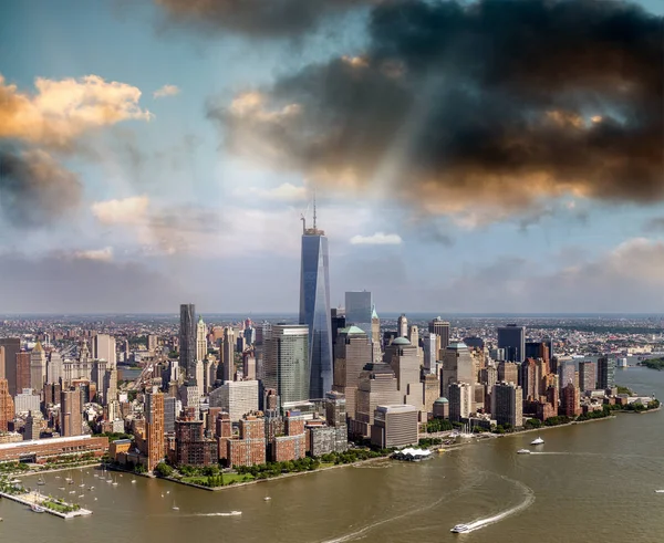 Удивительный вид с воздуха на Нью-Йорк. Центр Манхэттена — стоковое фото
