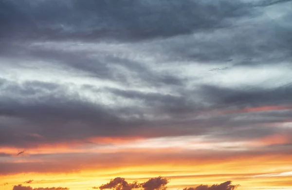 Coucher de soleil. Couleurs jaune à bleu — Photo