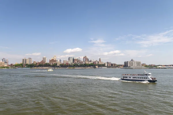 Ferry viajando no rio da cidade — Fotografia de Stock