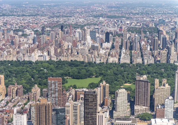 Skyline van Manhattan en Central Park uit de helikopter op een sunn — Stockfoto