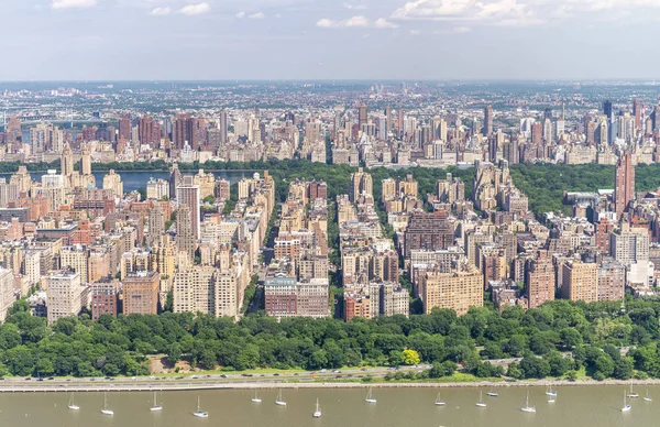 Central Park letecký pohled na slunečný den s mrakodrapy a jezero — Stock fotografie
