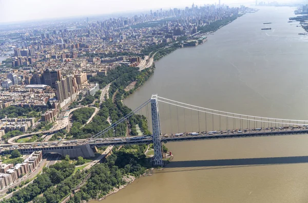 Hubschrauberaufnahme der george washington bridge in new york city — Stockfoto