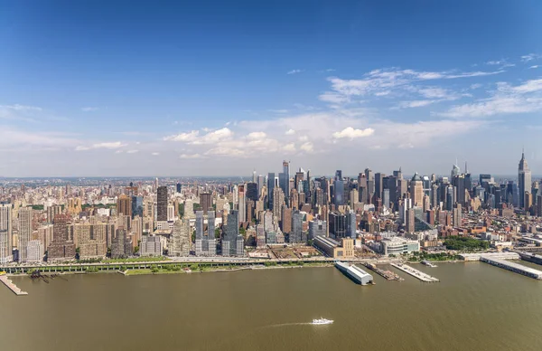 Central Park y Midtown Manhattan vista aérea en un día soleado — Foto de Stock