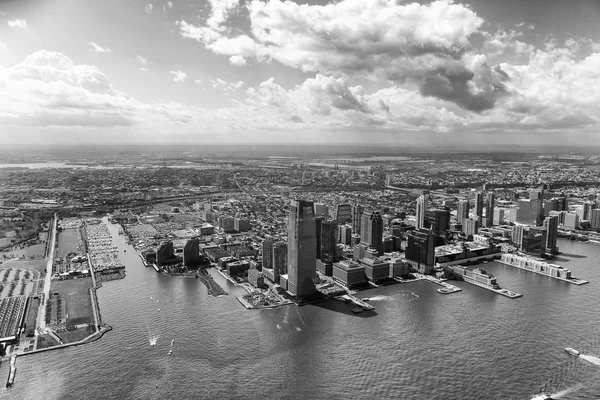 Jersey City verbazingwekkend de skyline van de antenne op een zonnige zomerdag — Stockfoto