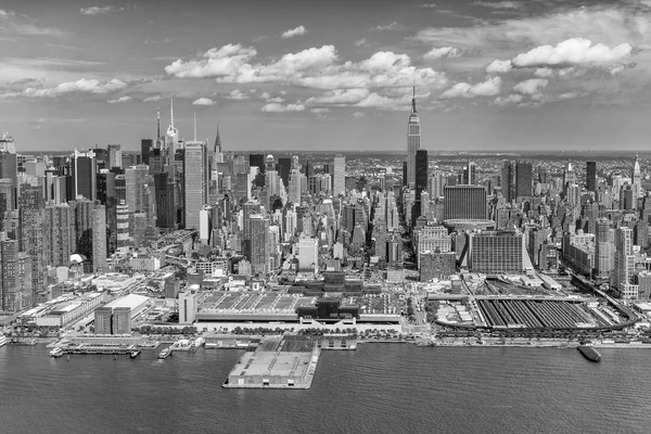 ニューヨーク市の素晴らしい空撮。ミッドタウン マンハッタンのスカイライン — ストック写真