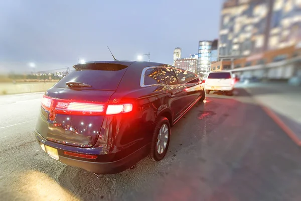 Limousine acelerando em Nova York à noite — Fotografia de Stock