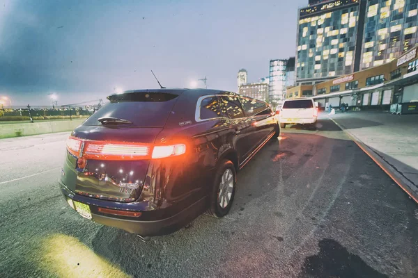 NEW YORK CITY - DECEMBER 1, 2018: Limousine speeds up in Manhatt — Stock Photo, Image
