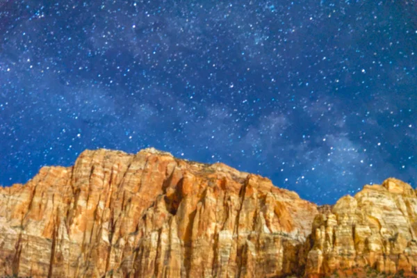 Vista borrosa de hermosas montañas rojas en una noche estrellada — Foto de Stock
