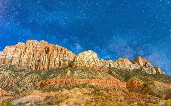 Красивые красные горы в звездную ночь — стоковое фото