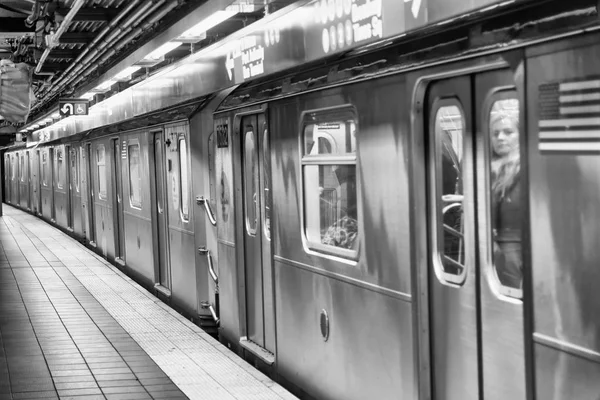 New York City - 1 December 2018: Grijze metro trein versnelt in — Stockfoto