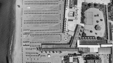 Pisa Tirrenia. Yaz denize güzel kıyı şeridi havadan görünümü