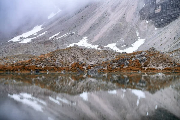 Spiegelungen des Bergsees mit Gletscher — Stockfoto