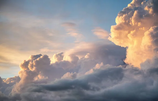 Kumulonimbuswolken bei Sonnenuntergang. Naturschauspiel in der Abenddämmerung — Stockfoto