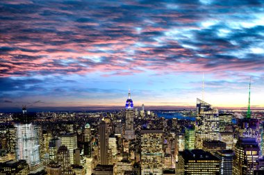 Manhattan siluetinin muhteşem gün batımı görünümü bir kış akşamında