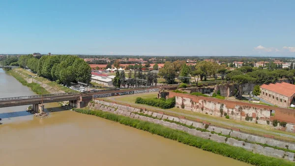 Vista aérea de Pisa do céu. Cidade da Toscana em um d ensolarado — Fotografia de Stock