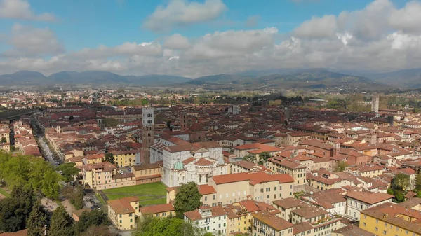 イタリア - トスカーナ州、ルッカ都市の景観の航空写真 — ストック写真