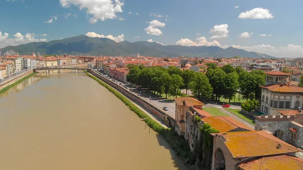 Veduta aerea di Pisa, Toscana. Case di città in una giornata di sole — Foto Stock