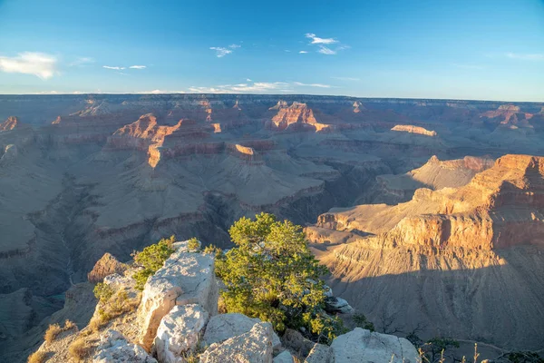 Panorama del Gran Cañón contra cielo azul — Foto de Stock