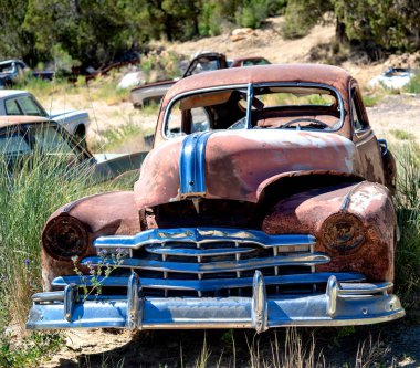 Araba wreckages pas, terk edilmiş araçlar ile