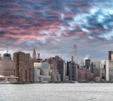 Midtown Manhattan'ın günbatımı yansımaları görüntüleyin nehirden 