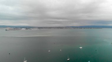 Tekneler temiz deniz kenarı, bulutlu bir günde havadan görünümü