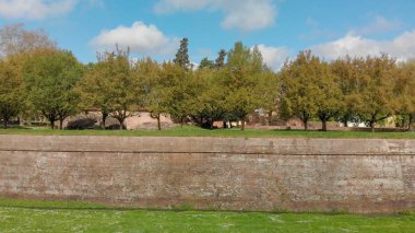 Lucca ortaçağ duvarları havadan görünümü güneşli bir günde, Tuscany - bu