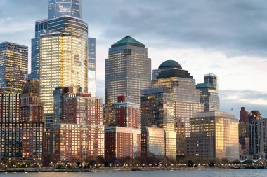 Manhattan kent merkezinin, gün batımı yansımaları göster nehrin üzerinden