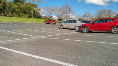 Güzel bir parkın ortasında otopark