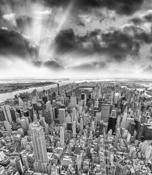 Воздушный горизонт в центре Манхэттена на закате, Нью-Йорк — стоковое фото