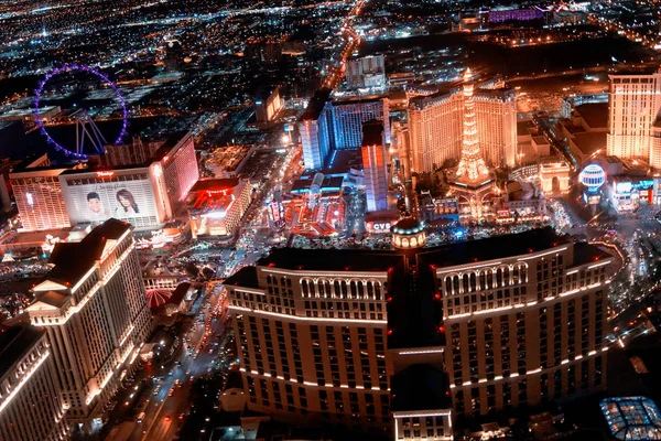 Las Vegas - 30 juni, 2018: Uitzicht op de stad vanuit helikopter bij nacht. T — Stockfoto