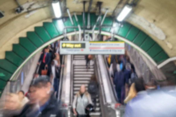Розмитий вид людей, що швидко рухаються на підземній станції — стокове фото