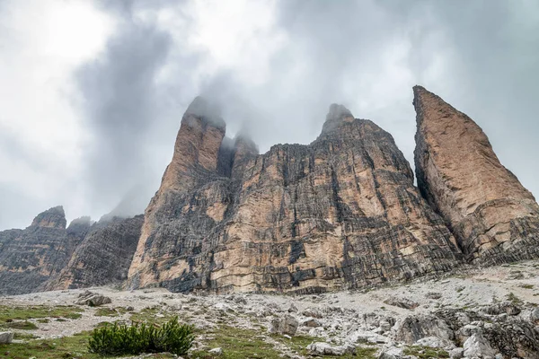 Tres picos de Lavaredo en temporada de verano, Alpes italianos — Foto de Stock