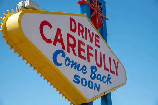 Kjør forsiktig. Kom tilbake snart veiskilt i Las Vegas. – stockfoto