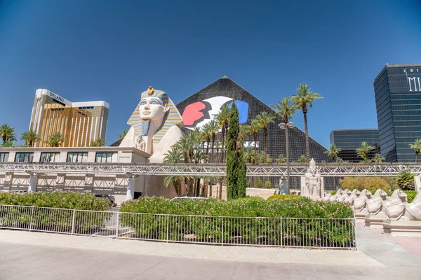 LAS VEGAS - JULHO 1, 2018: Vista exterior do Luxor Hotel. Este é um. — Fotografia de Stock