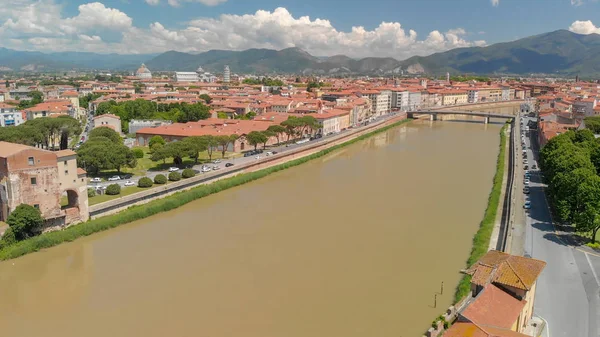 Veduta aerea di Pisa, Toscana. Case di città in una giornata di sole — Foto Stock