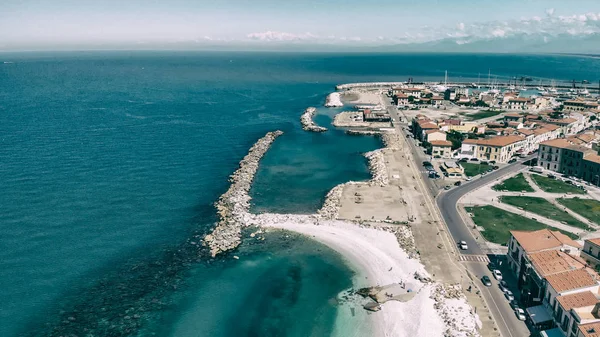 Letecký pohled na pobřeží v letní sezóně, Toskánsko, Marina di Pisa — Stock fotografie