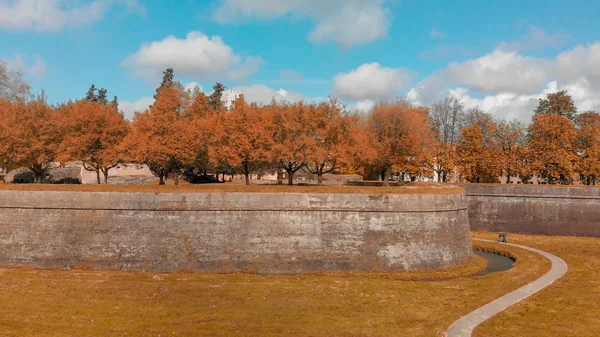 Vue aérienne des murs médiévaux de Lucques par une journée ensoleillée, Toscane - It — Photo