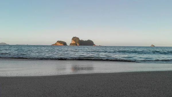 Katedral Cove Beach kış günbatımı, Coromandel, havadan görünümü — Stok fotoğraf