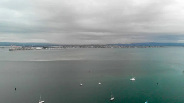 Bateaux soignés sur la côte, vue aérienne par temps nuageux — Photo
