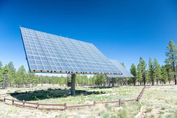 Pannelli solari in aperta campagna, fonte di energia elettrica alternativa — Foto Stock