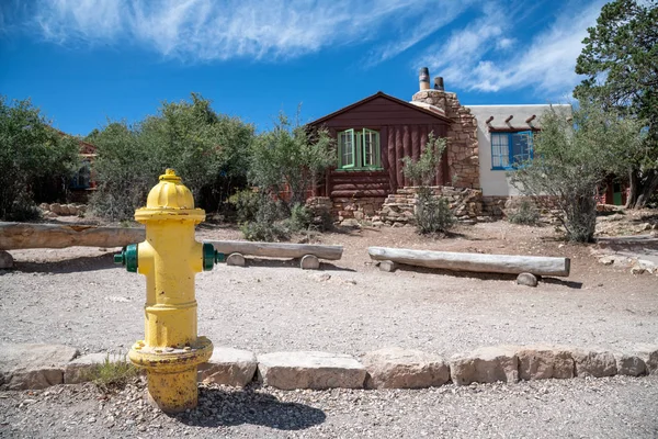 Hidratante amarelo em uma paisagem de montanha — Fotografia de Stock