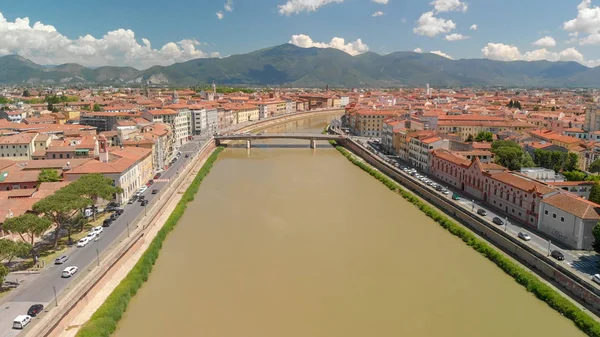 Pisa, Italië. Luchtfoto van de mooie middeleeuwse stadsgezicht en Lun — Stockfoto